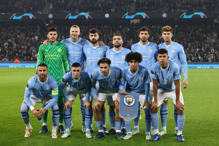 <p>Elenco do Manchester City. Foto: Darren Staples / AFP</p>
