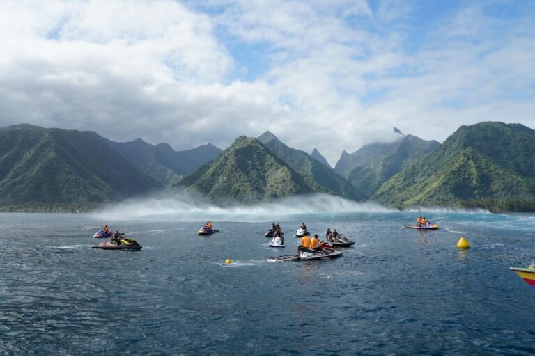 <p>Etapa da Liga Mundial de Surfe realizada em agosto no Taiti (Foto: Jerome Brouillet/AFP)</p>
