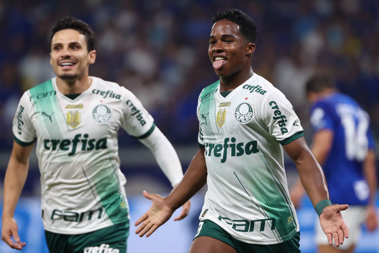 Endrick comemora gol pelo Palmeiras