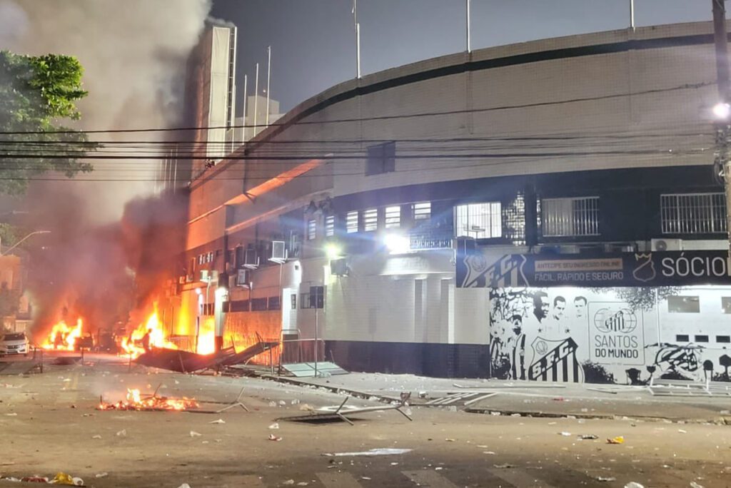 Torcida do Santos incendiou carros estacionados próximos à Vila Belmiro