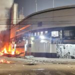 Torcida do Santos incendiou carros estacionados próximos à Vila Belmiro