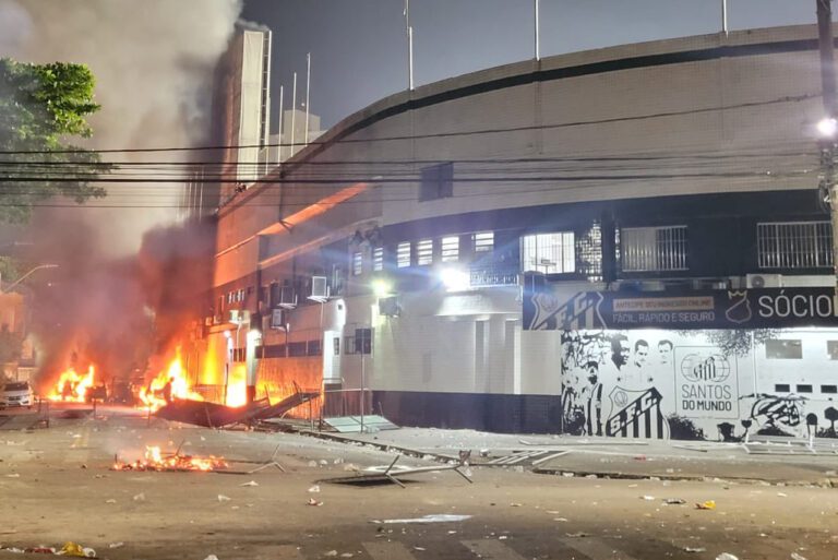 <p>Torcida do Santos incendiou carros estacionados próximos à Vila Belmiro (Foto: Reprodução/Twitter via CabreloaTips)</p>
