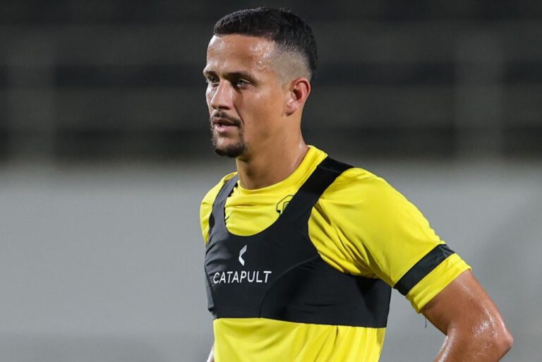 <p>Zagueiro é titular do Al-Ittihad. Foto: Al-Ittihad</p>
