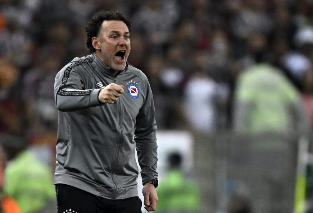 Gabriel Milito está na mira do Cruzeiro