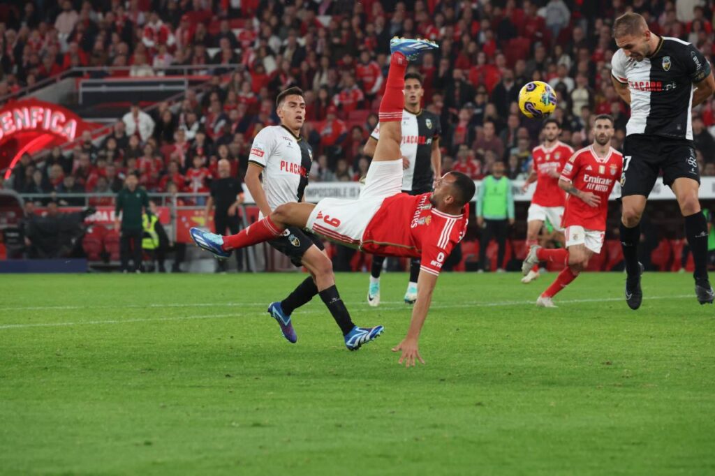 Arthur Cabral durante o empate com a Farense