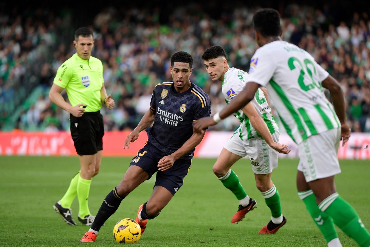 Bellingham marcou para o Real Madrid no empate com o Betis (Foto: Cristina Quicler/AFP)