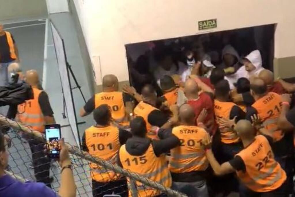 Torcedores do Santos tentaram invadir local de votação (Foto: X/Reprodução)