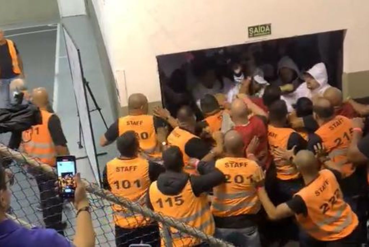 Torcedores do Santos tentaram invadir local de votação (Foto: X/Reprodução)