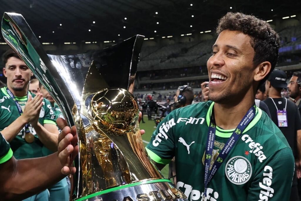 Lateral do Palmeiras com a taça do Brasileirão de 2023