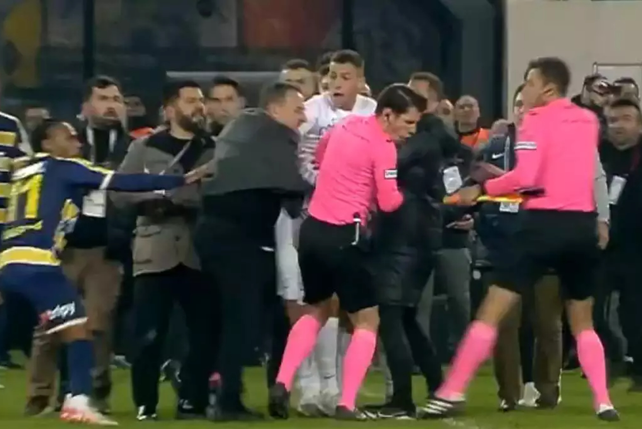 Árbitro é agredido durante jogo do Campeonato Turco