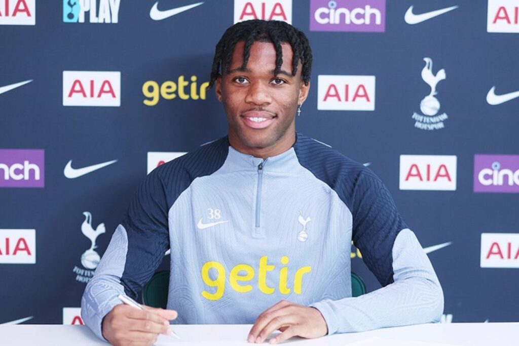 Defensor é titular do Tottenham