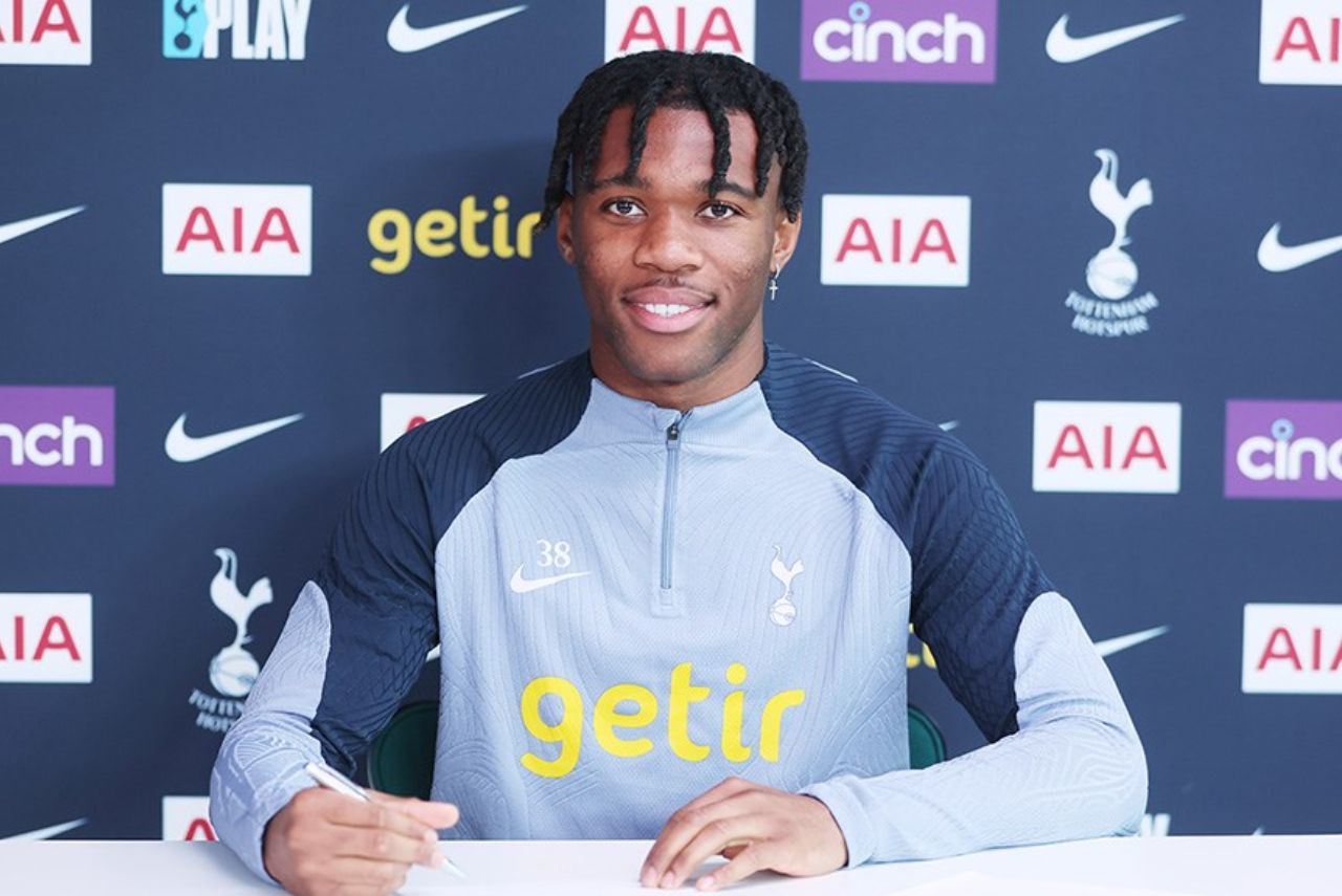 Defensor é titular do Tottenham