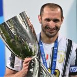 Chiellini com a taça da Super Copa da Itália