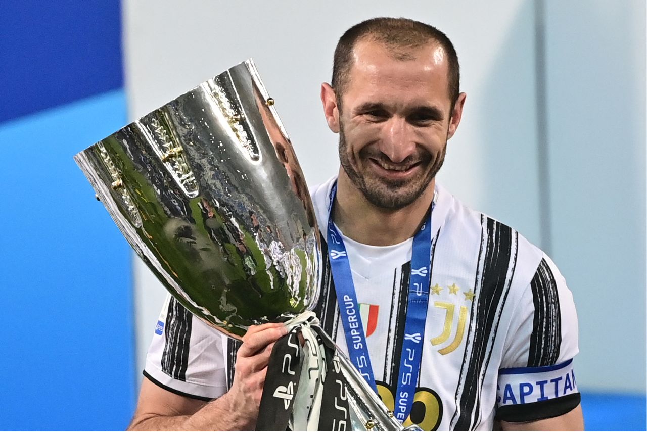 Chiellini com a taça da Super Copa da Itália