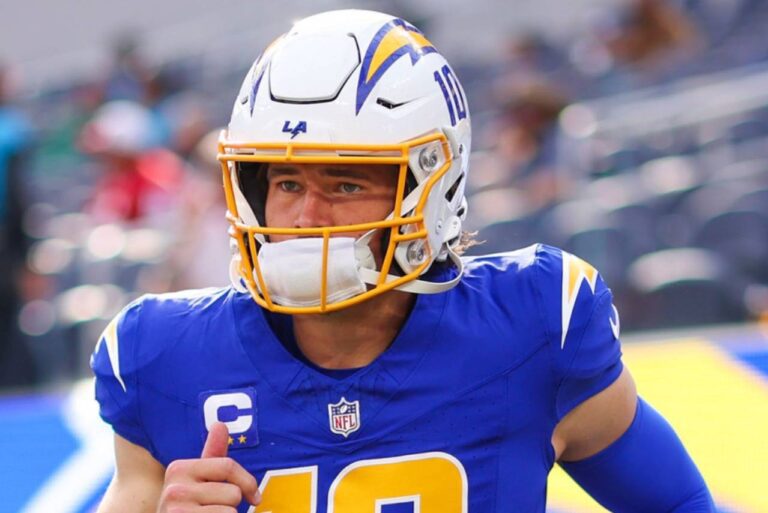 <p>Justin Herbert vai passar por cirurgia no dedo e está fora da temporada. Foto: Reprodução/X</p>