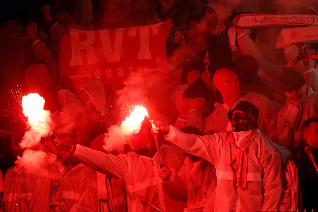 Torcida do Colônia em partida contra o Estrela Vermelha na Liga Europa da UEFA (Foto: Pedja Milosavljevic/AFP)