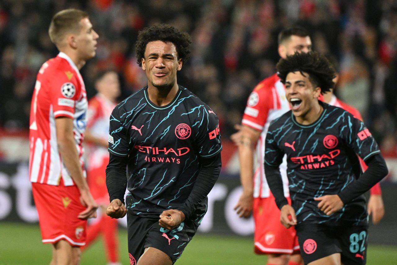 Garotos do Manchester City comemoram mais uma vitória