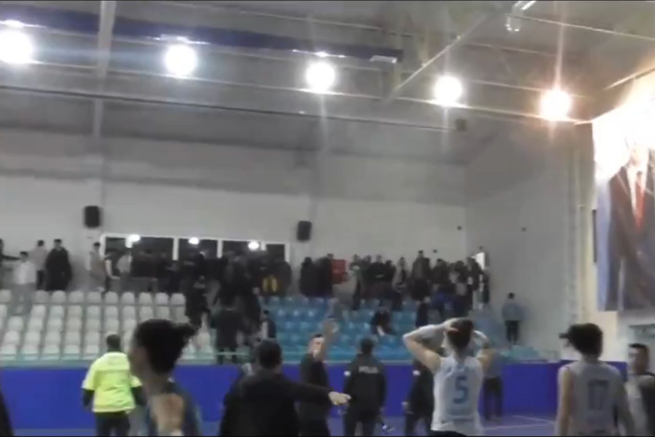 Jogadoras turcas foram agredidas por torcedores (Foto: X/Reprodução)