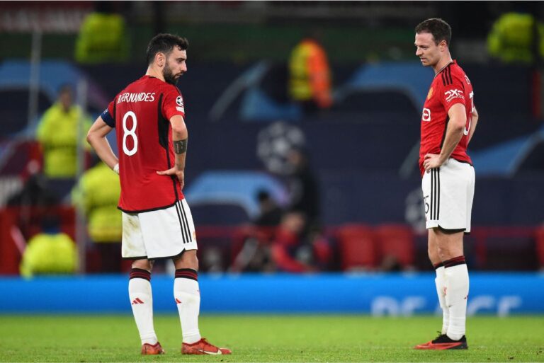 <p>Bruno Fernandes e Evans após eliminação do Manchester United. Foto: Peter Powell / AFP</p>
