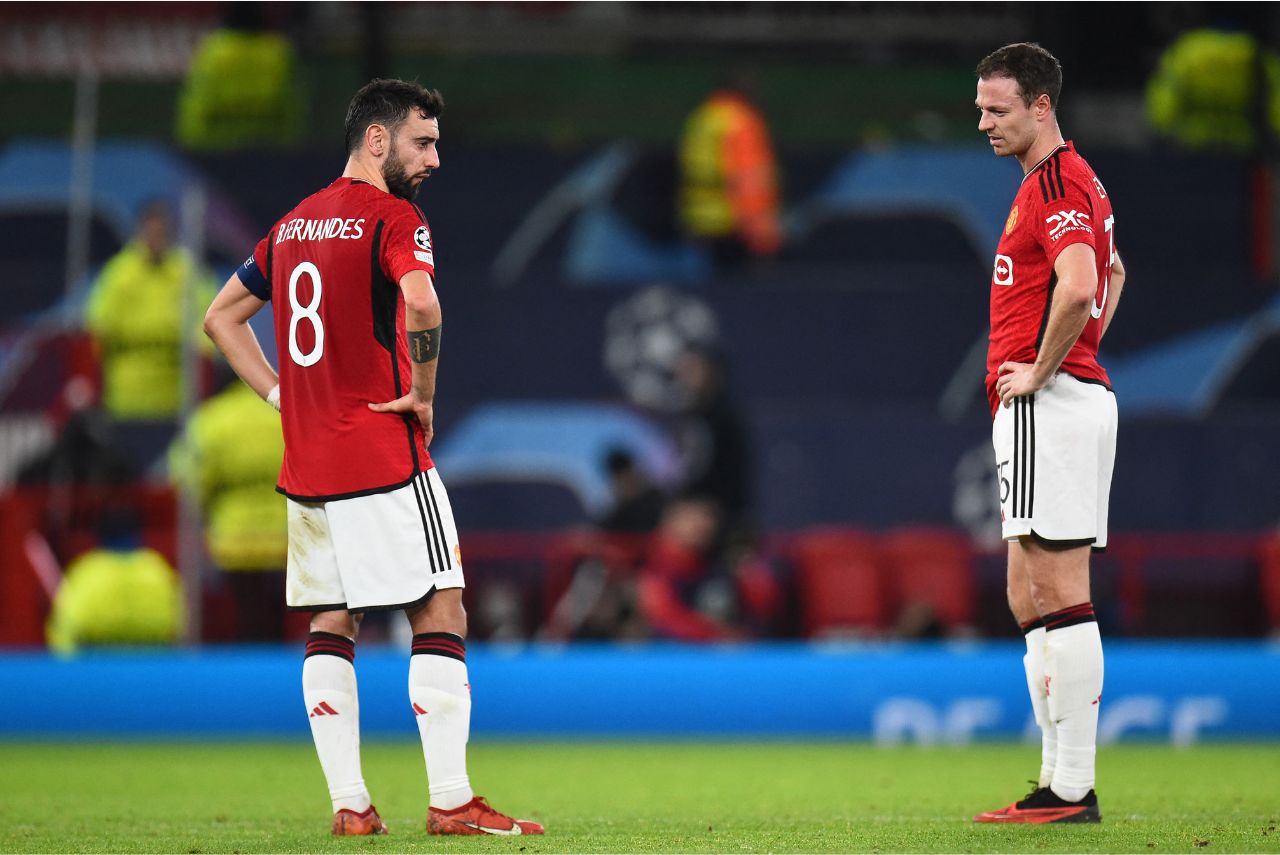 Bruno Fernandes e Evans após eliminação do Manchester United