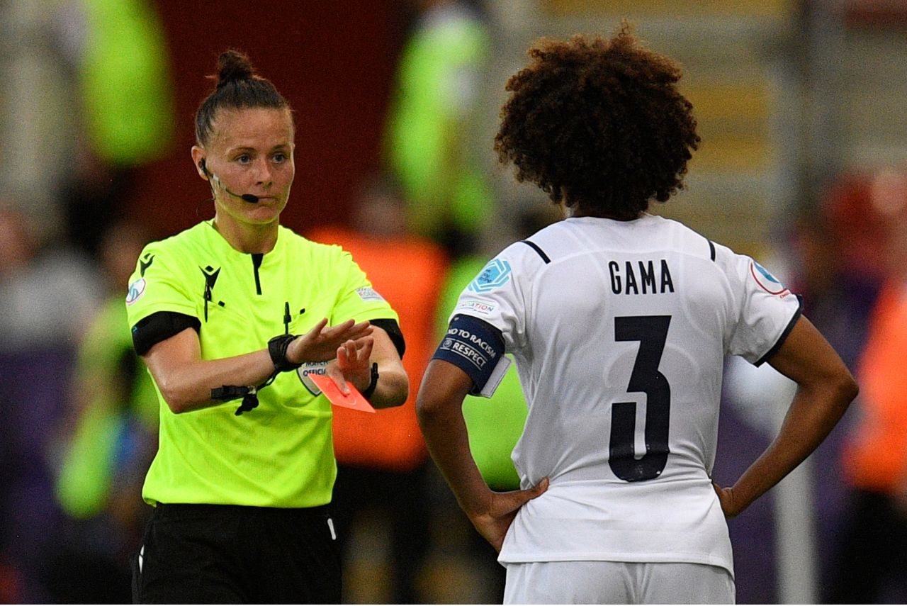 Rebecca Welch estreou na partida entre Fulham e Burnley (Foto: Oli Scarff/AFP)