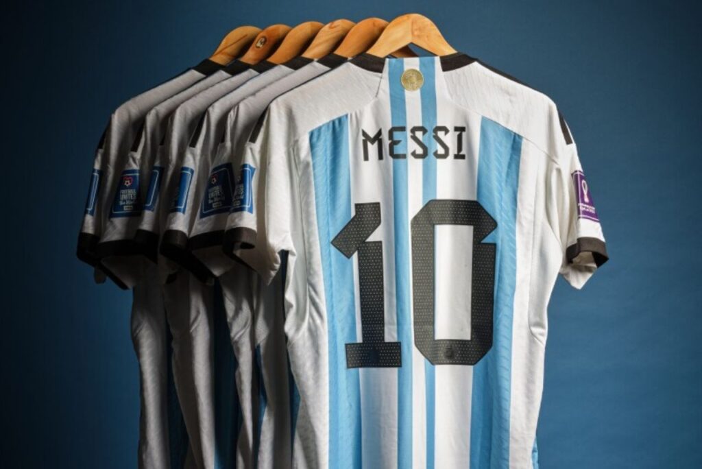Camisas usadas por Messi na Copa do Mundo de 2022, no Catar (Foto: Sotheby's/Divulgação)