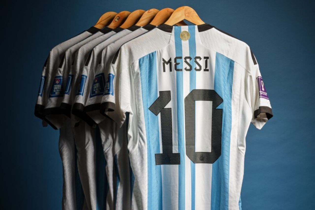 Camisas usadas por Messi na Copa do Mundo de 2022, no Catar (Foto: Sotheby's/Divulgação)