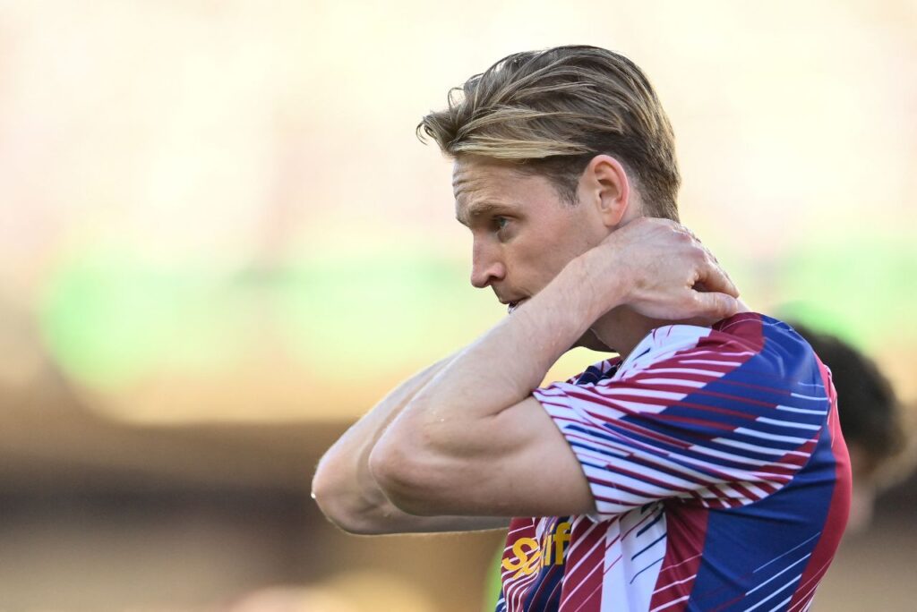Em estado febril, De Jong não viajou para a Bélgica, onde o Barcelona enfrentou o Royal Antwerp (Foto: Pau Barrena/AFP)