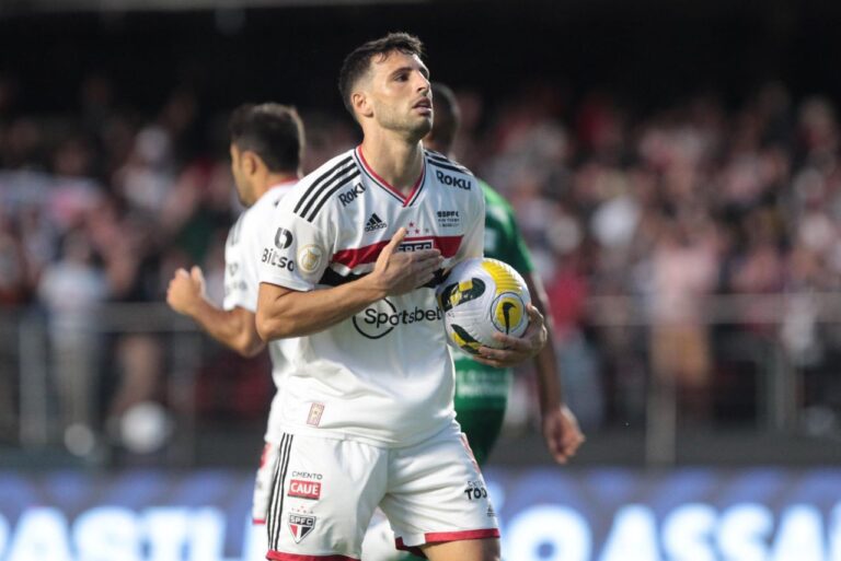 <p>Calleri tem contrato com o São Paulo válido até 2026 (Foto: Rubens Chiri/SPFC)</p>
