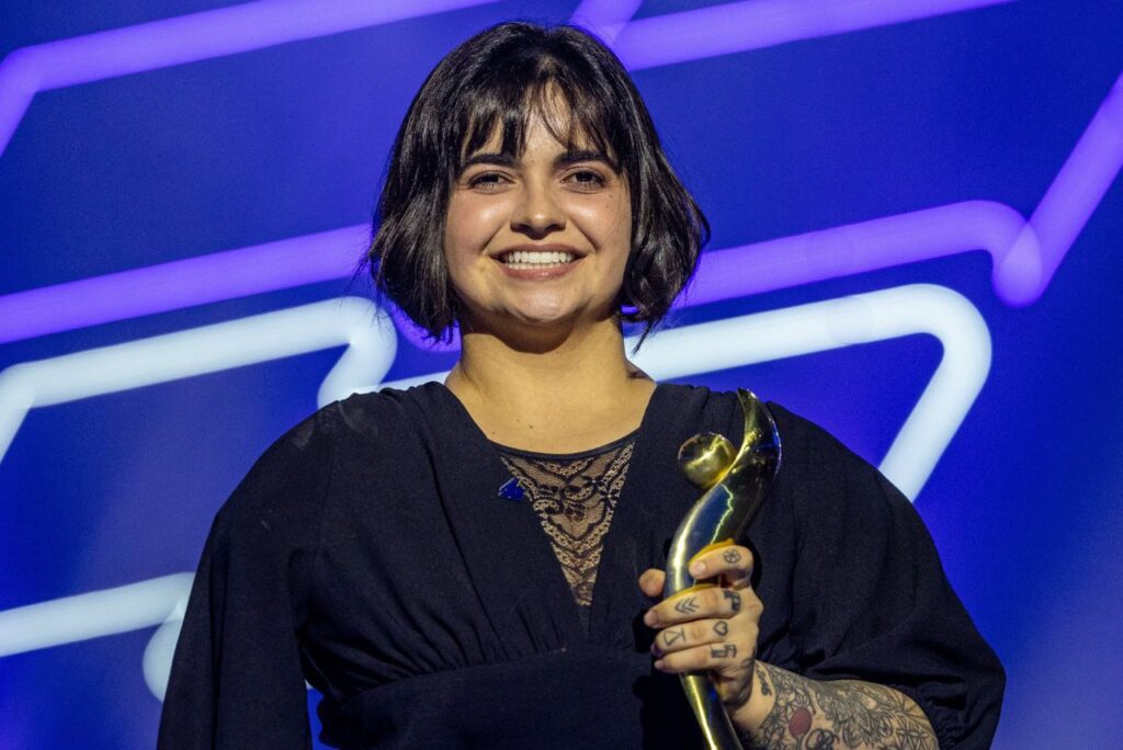 Bruna Alexandre com troféu do Prêmio Paralímpicos 2023