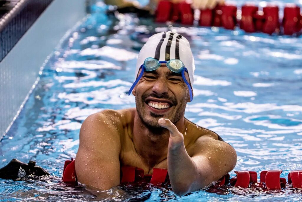 Nadador Daniel Dias na piscina após prova