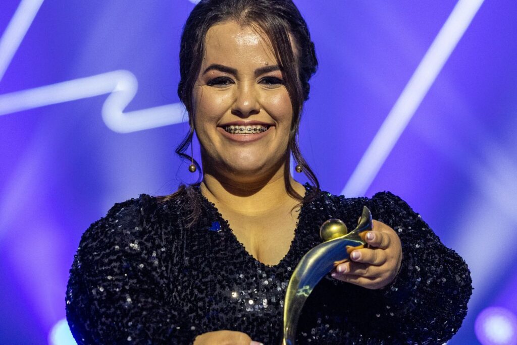 Mariana D'Andrea com troféu do Prêmio Paralímpicos 2023