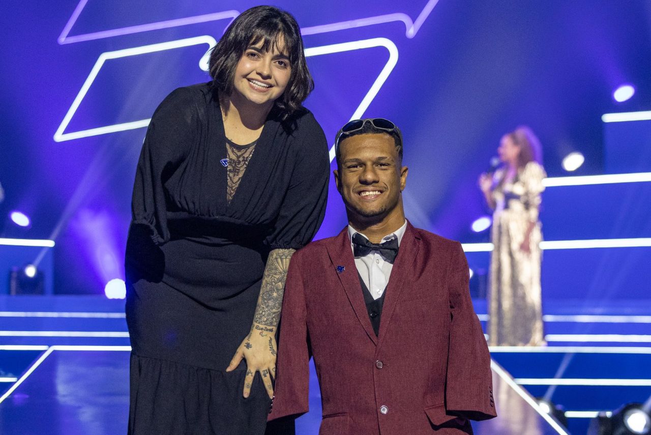 Bruna Alexandre e Gabrielzinho Araújo posam no palco do Prêmio Paralímpicos 2023