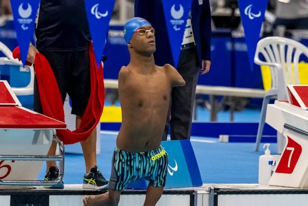 Nadador Gabriel Araújo saltando para a piscina nos Jogos Olímpicos de Tóquio 2023