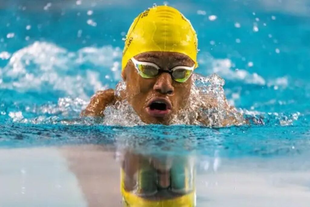 Nadador Gabriel Araújo na piscina em prova do Campeonato Brasileiro de Natação Paralímpica 2023