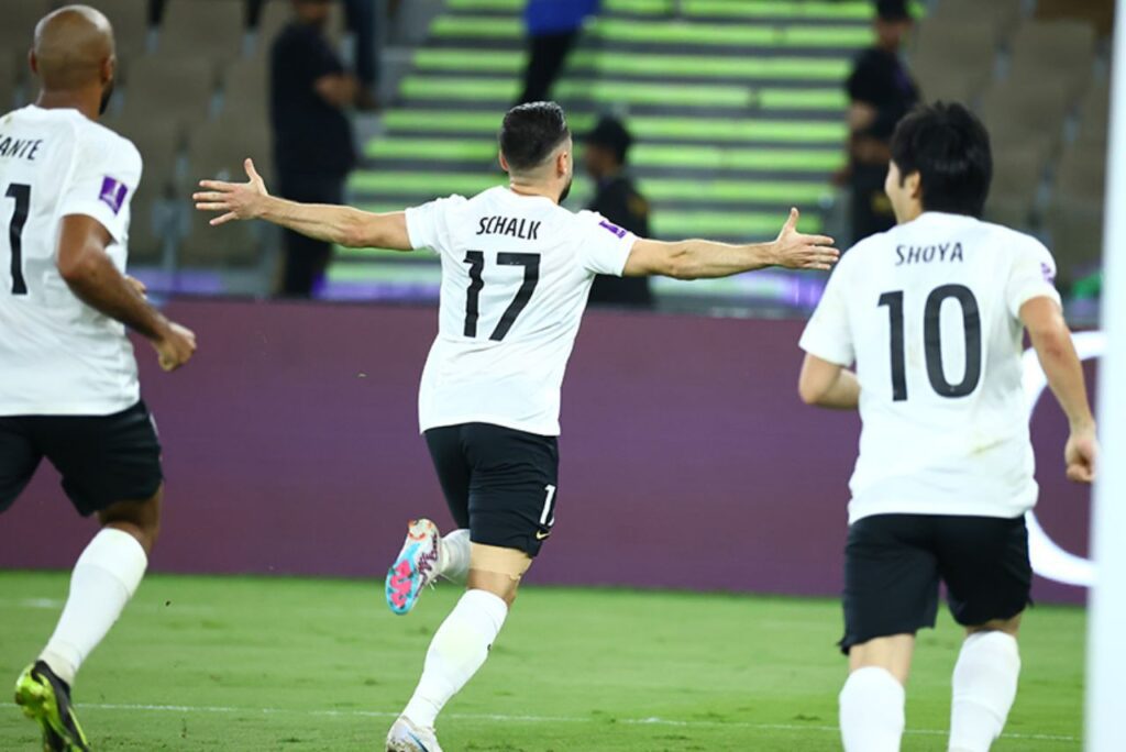 Schalk comemora o gol marcado pelo Urawa Reds