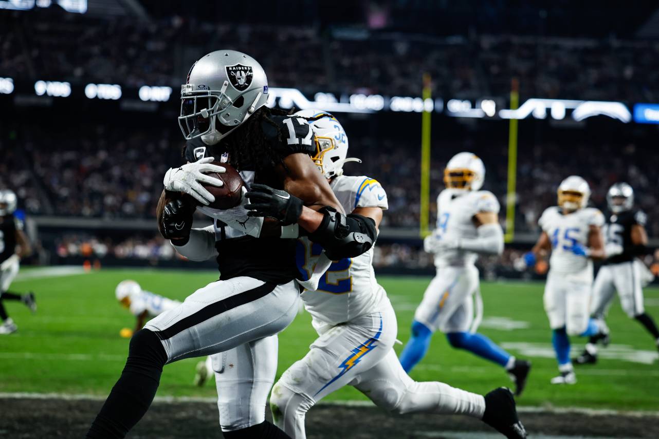 O Las Vegas Raiders aplicou um placar histórico contra o Los Angeles Chargers. Foto: Reprodução/X