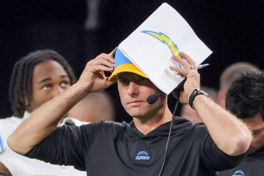 Brandon Staley foi demitido pelos Chargers após a derrota para os Raiders. Foto: ETHAN MILLERGETTY IMAGES NORTH AMERICAGetty Images via AFP