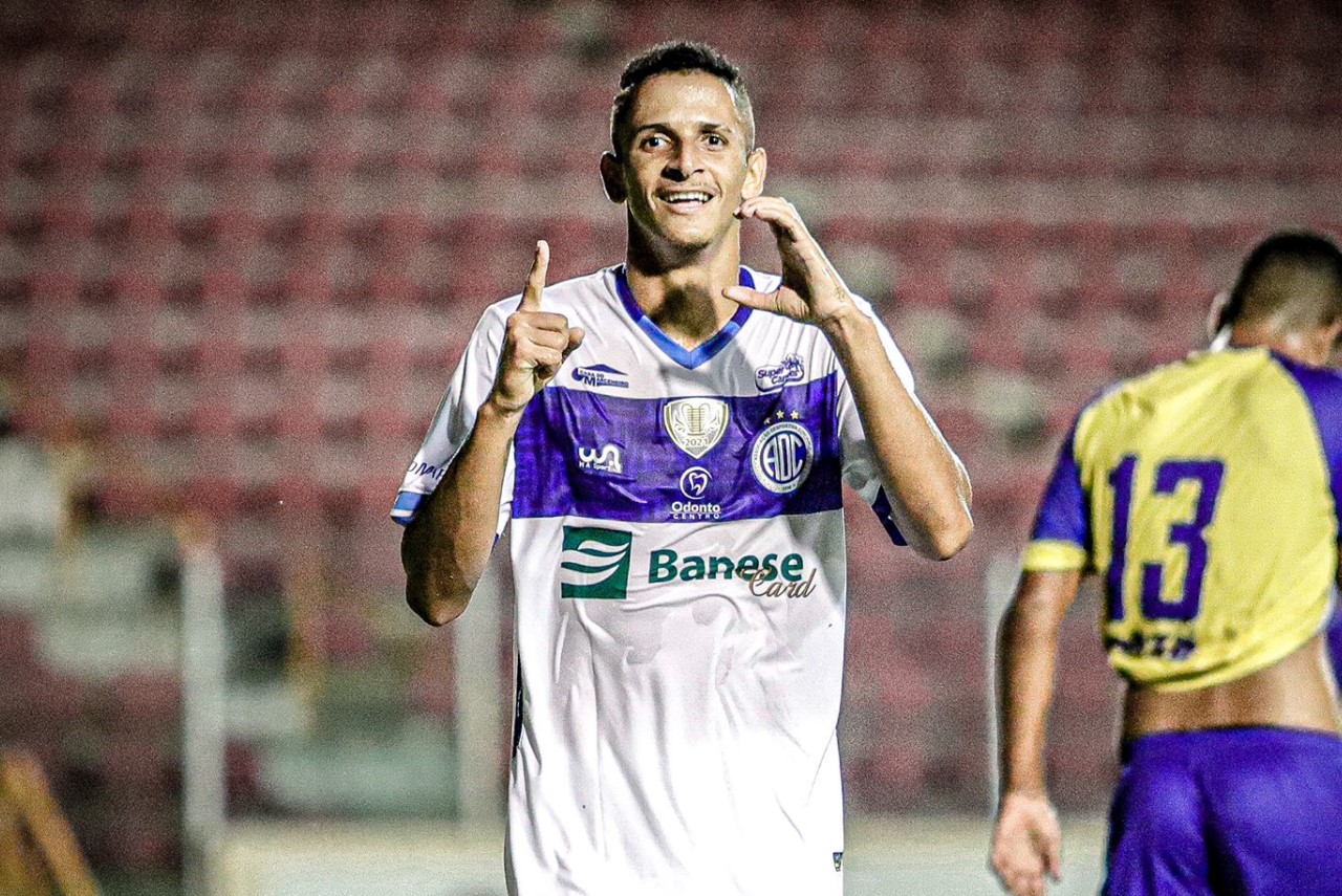 Luciano Juba comemorando gol quando jogava pelo Confiança