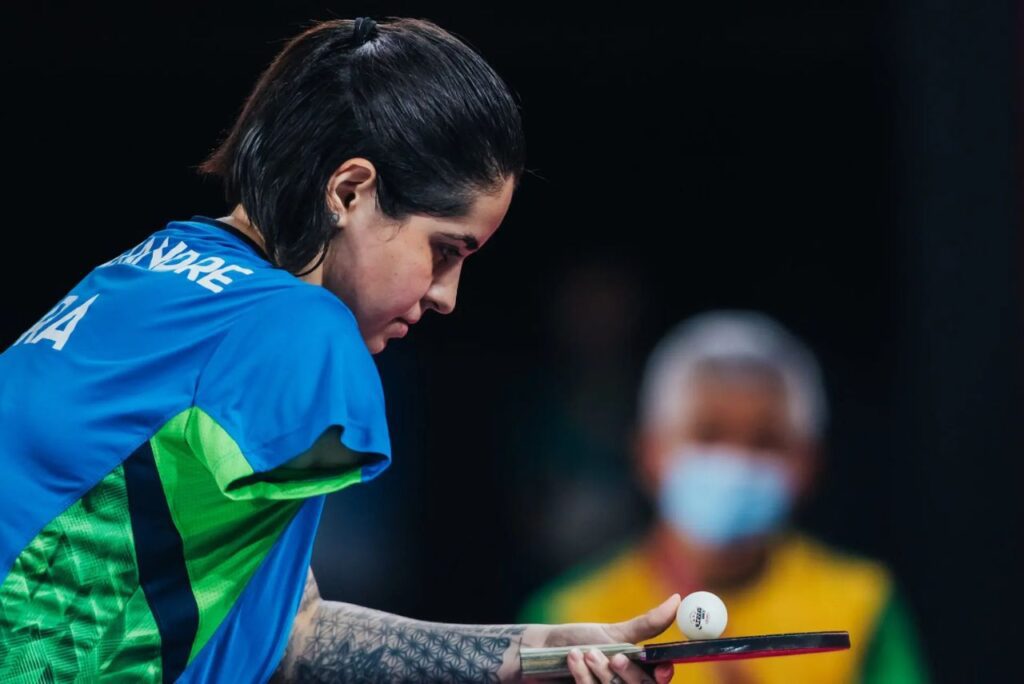 Mesatenista Bruna Alexandre em jogo do Aberto Paralímpico de Paris 2023