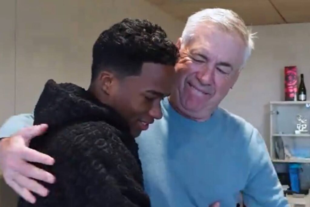Endrick durante encontro com o técnico Carlo Ancelotti neste sábado. Foto: Reprodução/X