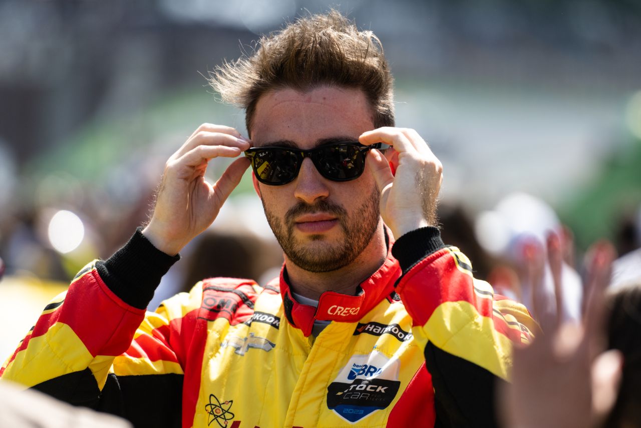 Gabriel Casagrande posa antes de corrida da Stock Car 2023