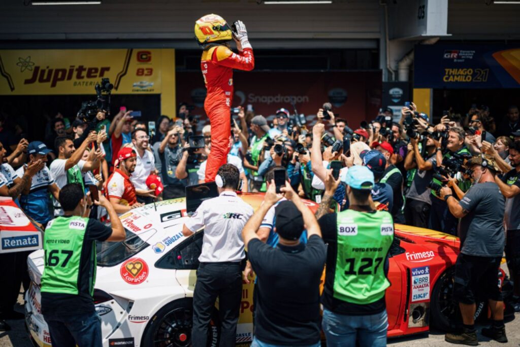 Ricardo Zonta comemora pole position em cima do carro em Interlagos na Stock Car 2023