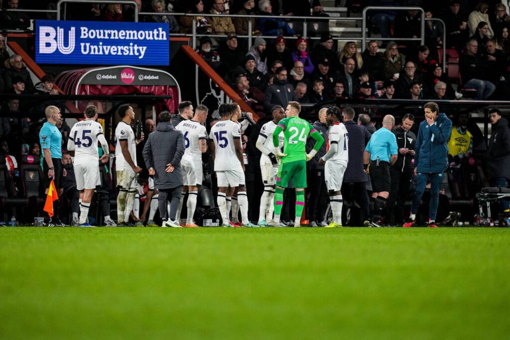 Jogador do Luton Town sofre paragem cardíaca e colapsa em campo