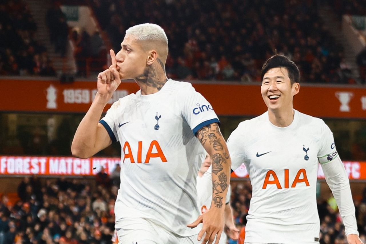 Richarlison comemora gol na última vitória do Tottenham