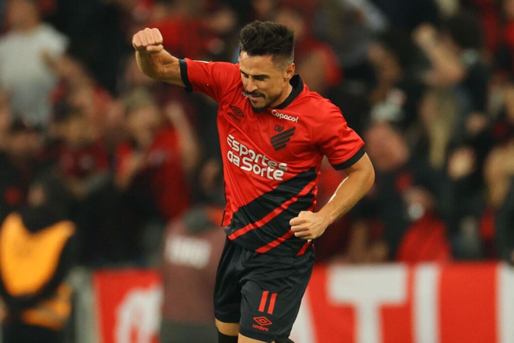 Atacante de 37 anos é alvo do Santos