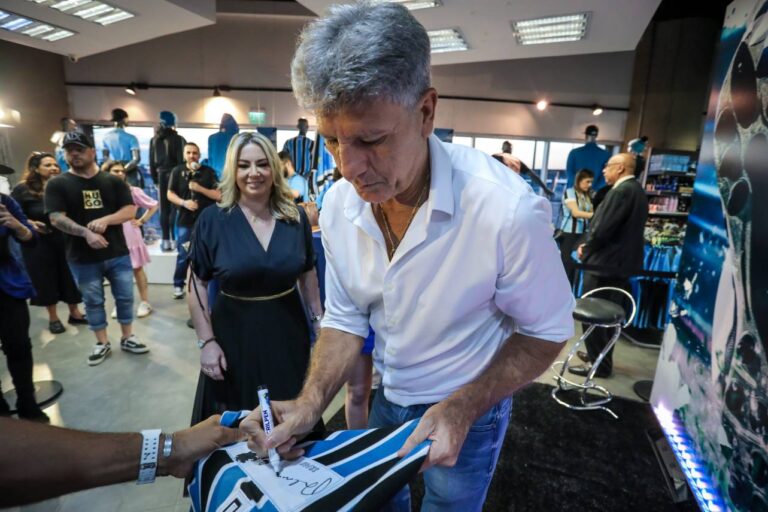 <p>Renato Gaúcho agora aguarda a decisão do Grêmio para assinar contrato. Foto: Lucas Uebel/Grêmio</p>
