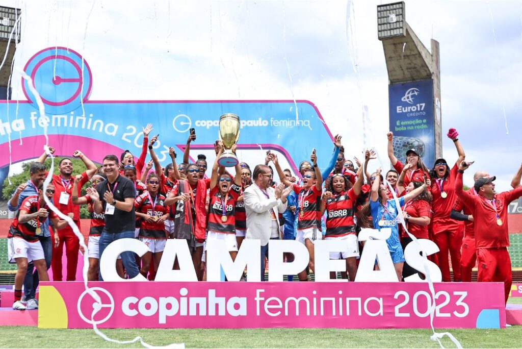 Garotas do Flamengo celebram a conquista