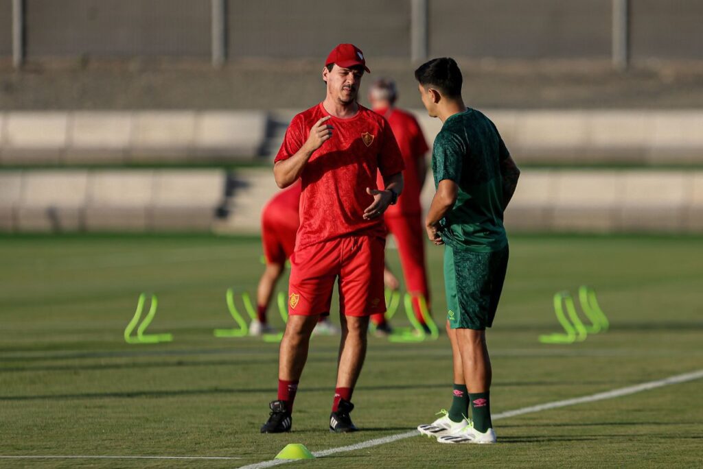 Diniz e Cano conversam em treino do Fluminense