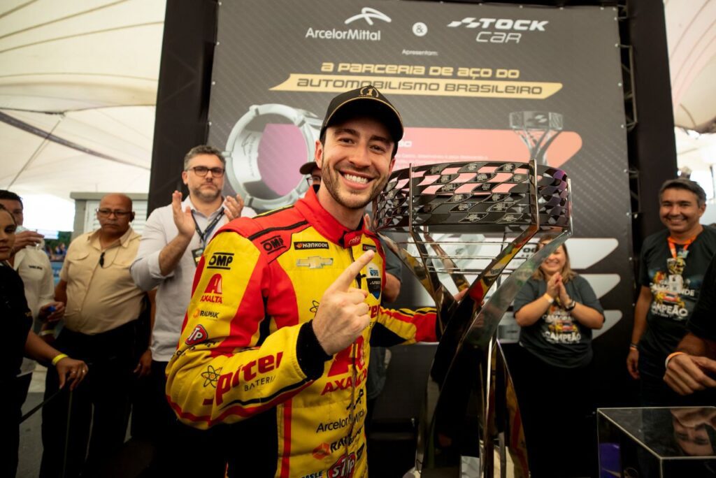 Gabriel Casagrande com troféu grande da Stock Car 2023 em Interlagos